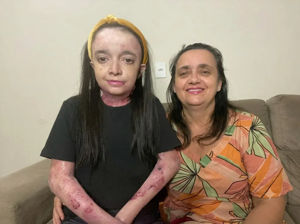 Adrielly with her mother